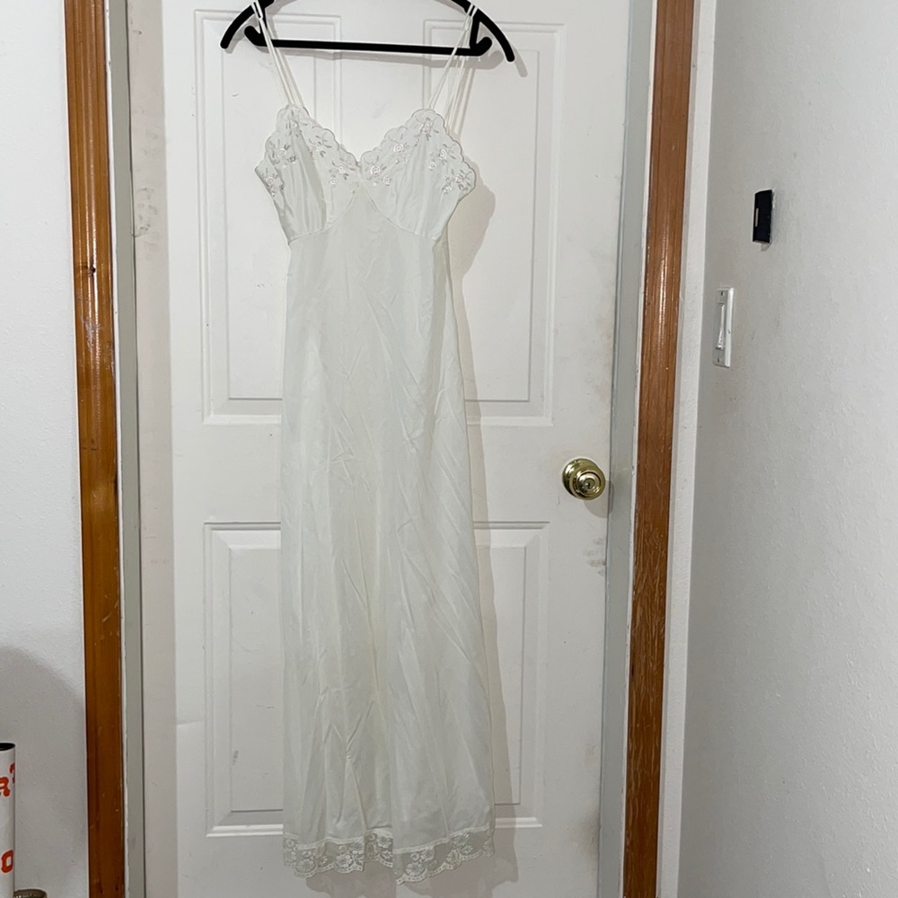 Beautiful vintage slip. Small.